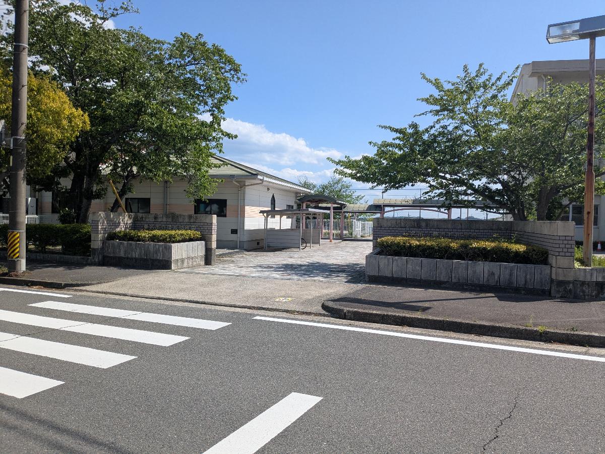 藤が丘小学校まで約1.7km（徒歩22分）　生徒数352人、教員数は23人です。カウンセラーも常勤し、投稿時には警備員が配置されます☆※2024年5月1日時点の情報です。
