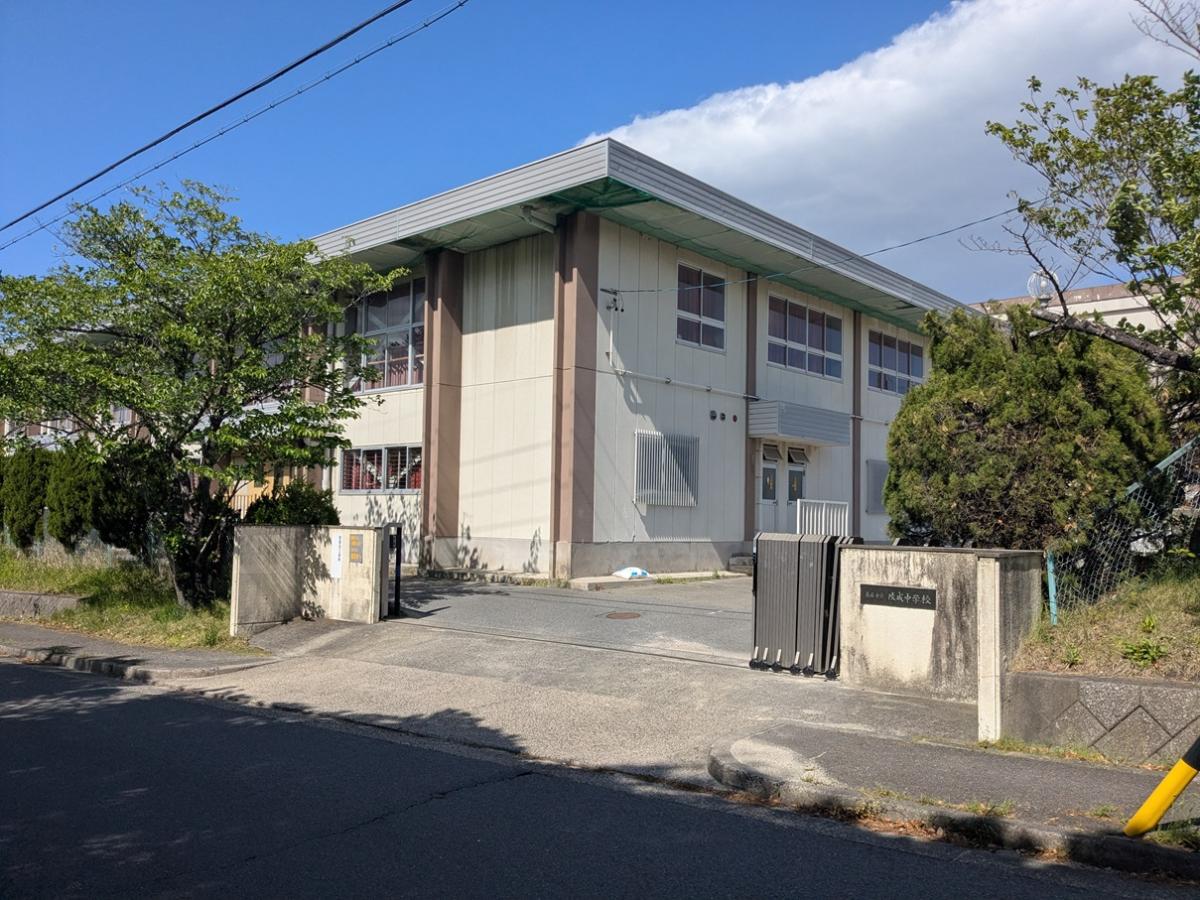 陵成中学校まで約2.4km（徒歩30分）　生徒数728人、桑名市内では生徒数の多い学校です。勉強も部活動も盛んです☆※2024年5月1日時点の情報です。