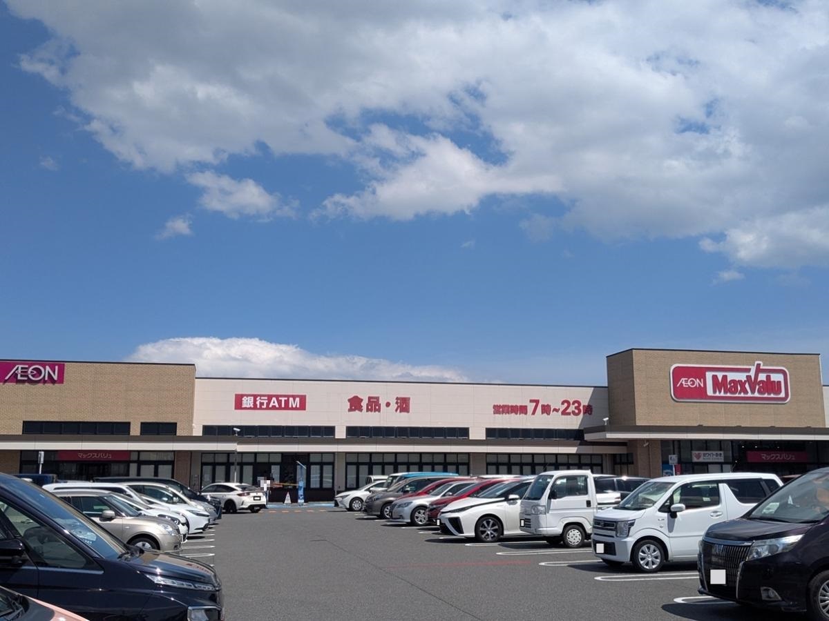 イオンタウン桑名新西方まで約1.6km（車で約3分）　イオンモール桑名店と差別化を図った店舗で、マックスバリュー以外はイオン系列以外の地域密着型店舗が多く入っています☆