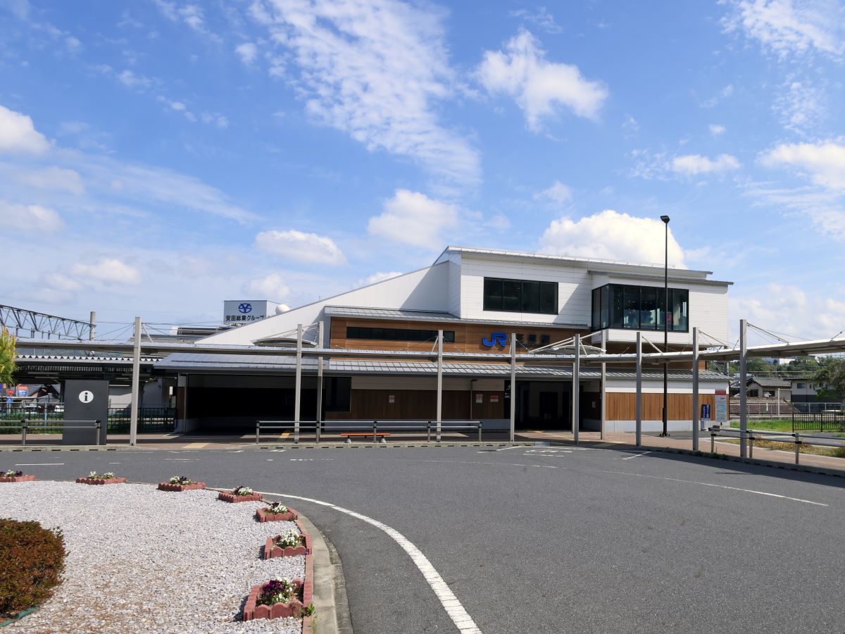 JR草津線　三雲駅まで約1km（徒歩13分）　駅前広場にロータリーが整備され、車での送迎がスムーズで雨の日の通勤・通学も安心です。