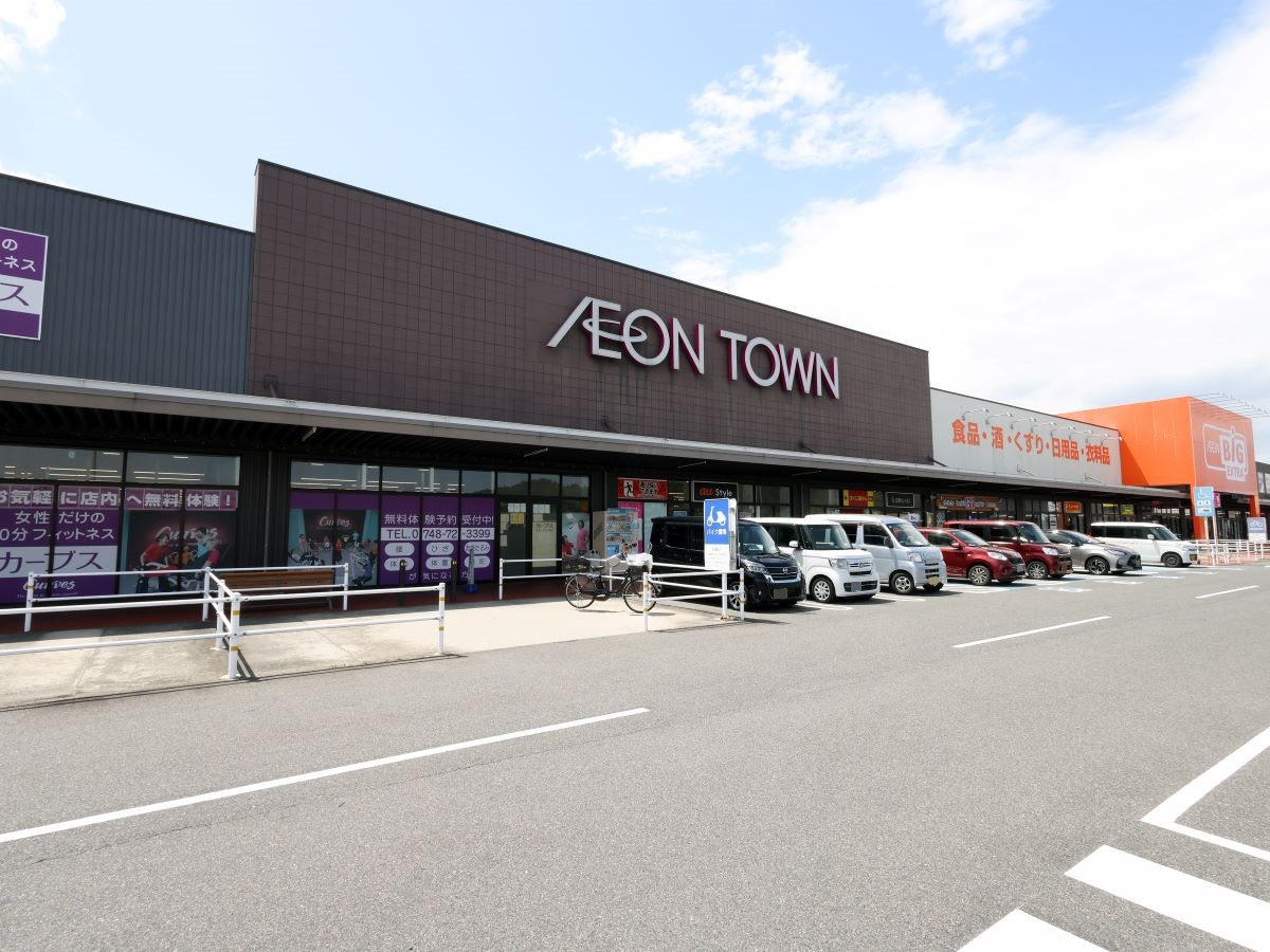 イオンタウン湖南まで約1.9km（車で約7分）　様々なお店があり買い物から日用品の補充なども可能で、ここに来れば週末の家族の予定が完結しそうですね。