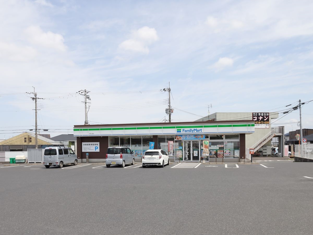 ファミリーマート甲西三雲店まで約350m（徒歩5分）　24時間営業。急な買い物にもすぐに行ける距離で便利です。