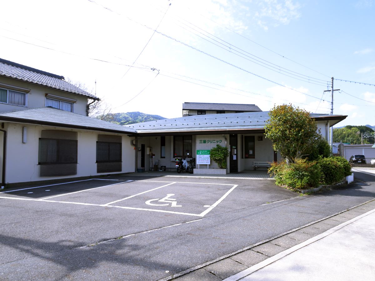 三雲クリニックまで約750m（徒歩10分）　お子様の体調不良や、日々の健康管理などで通院できる病院が近くにあり、安心ですね！