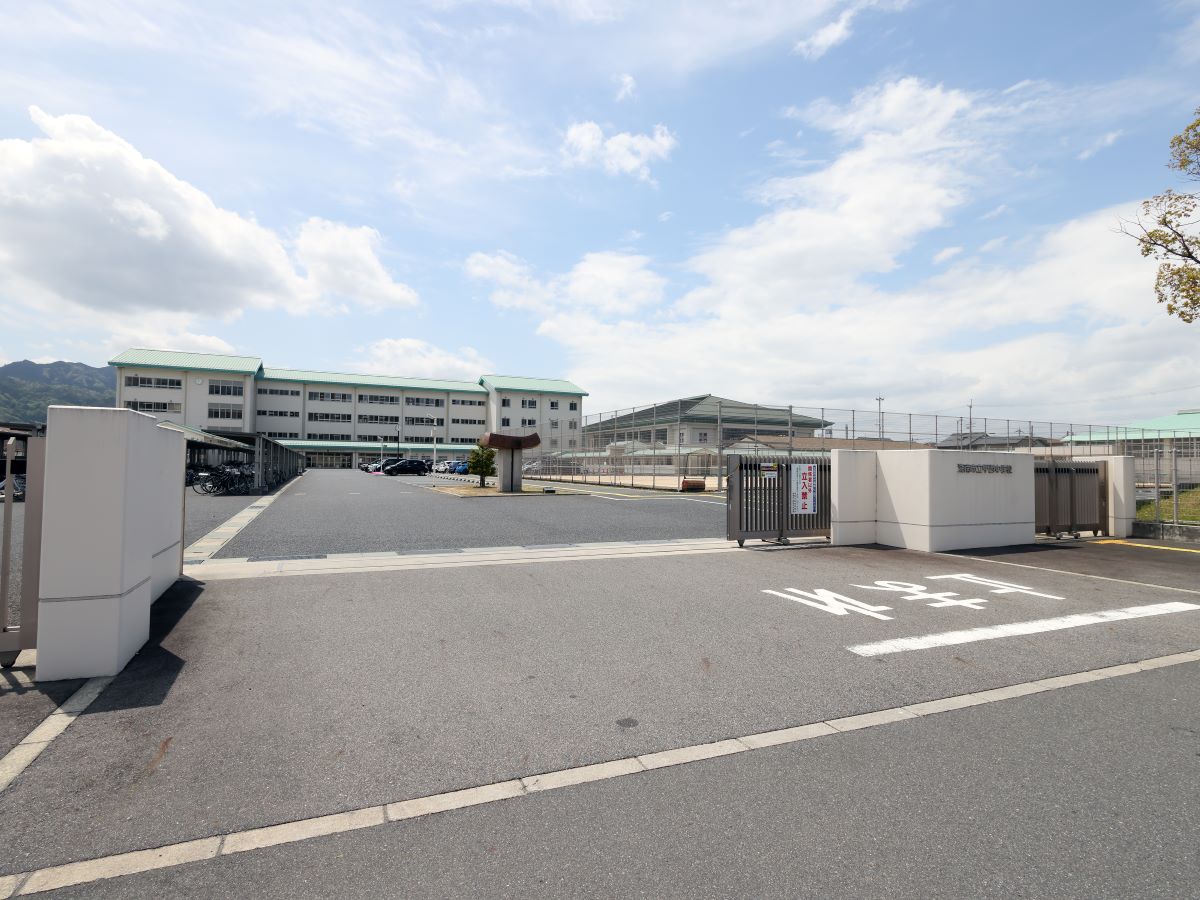 湖南市立甲西中学校 　まで約3.6km（徒歩45分）　お子さまの成長が著しいのが中学時代ですね。部活動に励んだり、勉強をがんばったり、大人になる第一歩を学ぶ場所です。