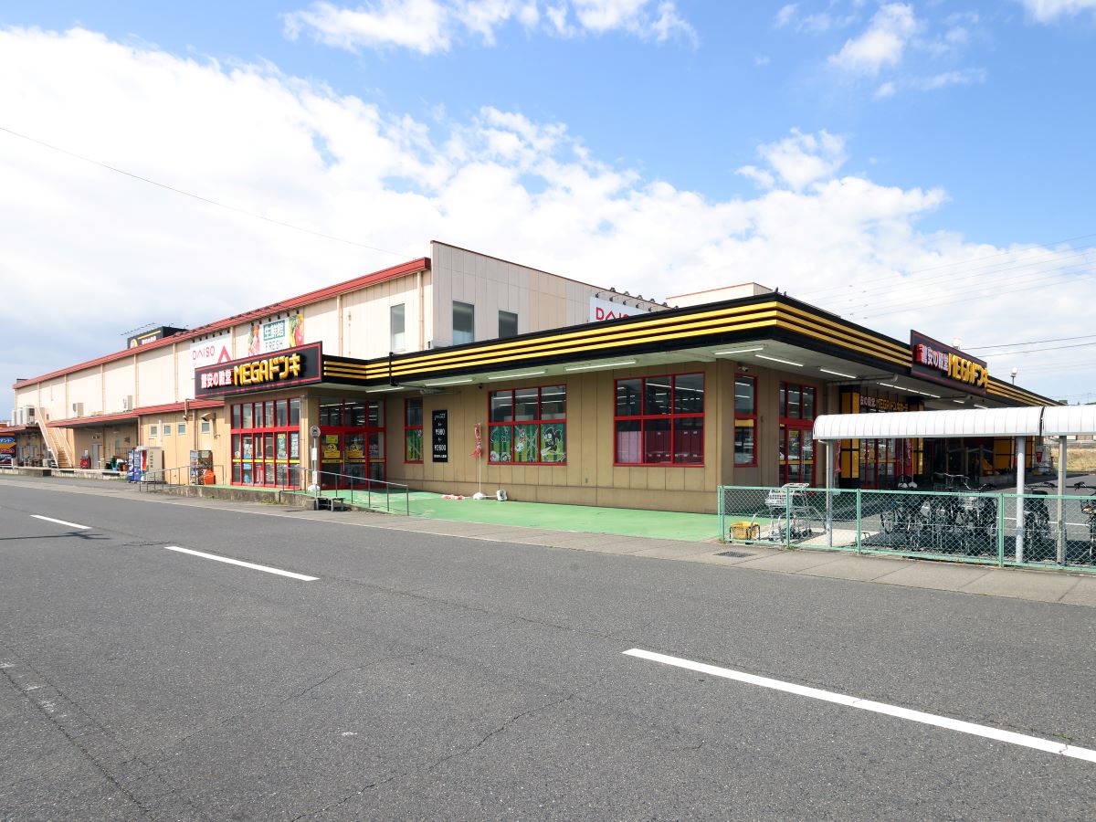 MEGAドン・キホーテ水口店まで約3.6km（車で約9分）　深夜2時まで営業しており、お仕事帰りでもゆっくり買い物ができます。食料品から家電・衣料など様々な商品を販売しています。