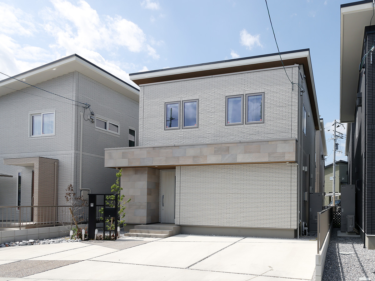 イイコトテラス湖南市三雲 モデルハウス 区画番号No.17 2種類のタイルを使用しているのでお洒落な外観ですね！