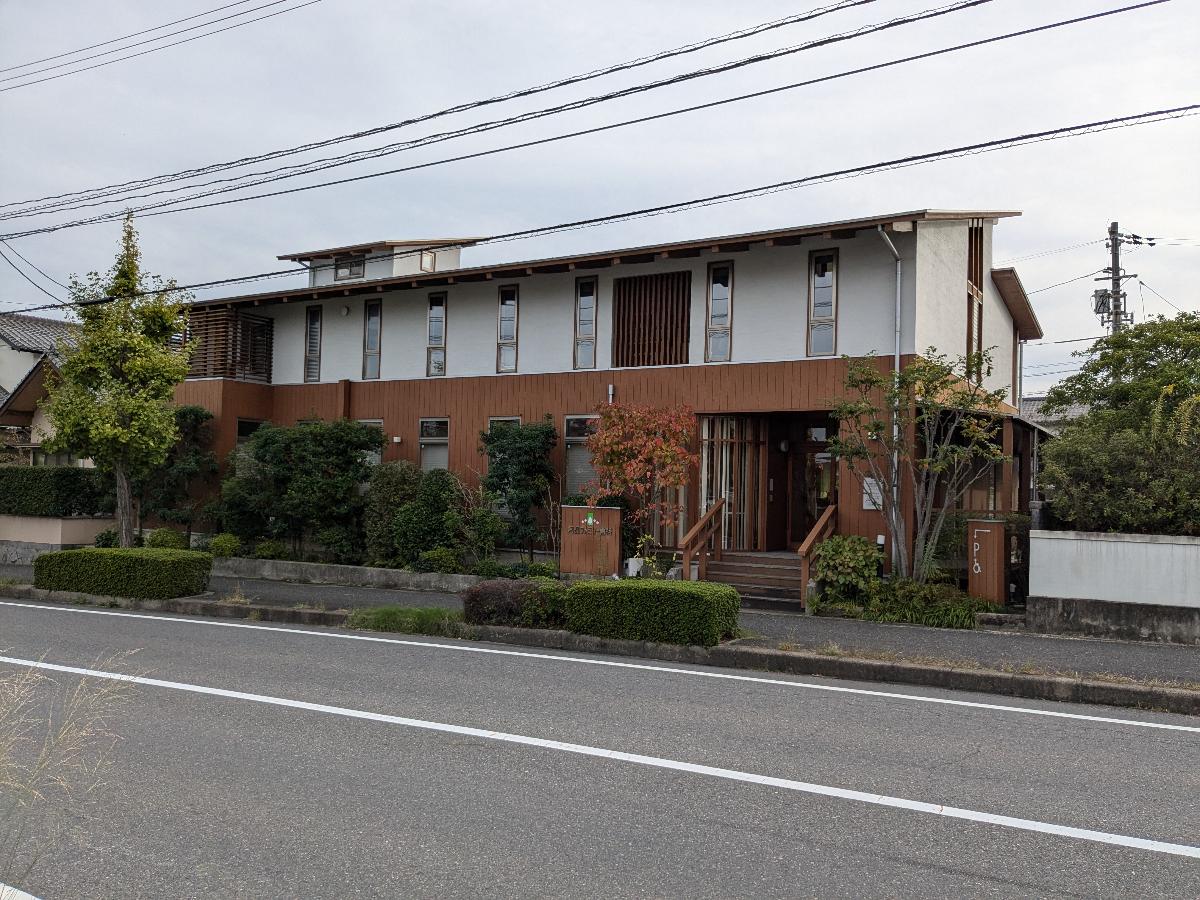 阿品ファミリー歯科まで約300m（徒歩4分）　医療を通じて、地域社会に貢献し、あなたに健康、信頼、そして幸福（口福）をお届けするを基本理念にした歯医者です。