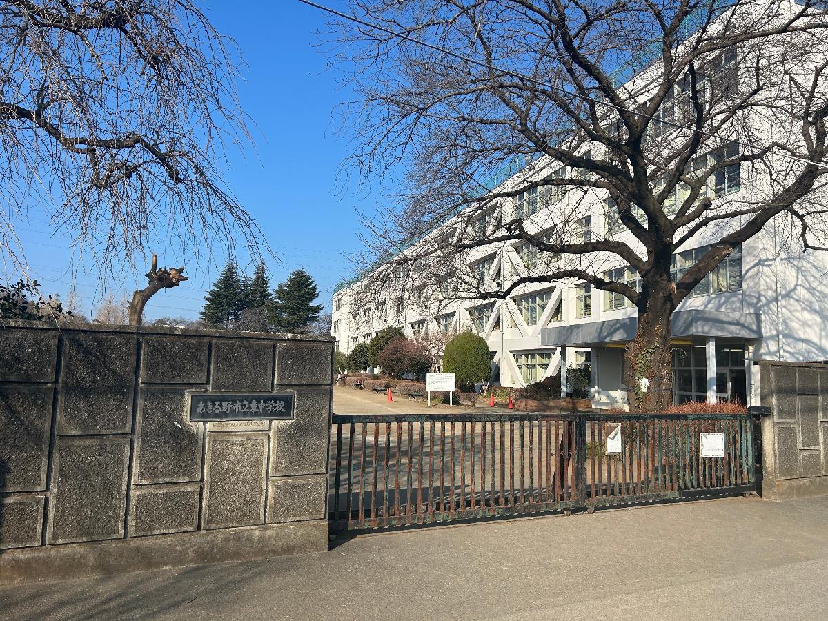 あきる野市立東中学校まで約2.2km（徒歩28分／車で約8分）　安全な通学路で子育て世代も安心です。