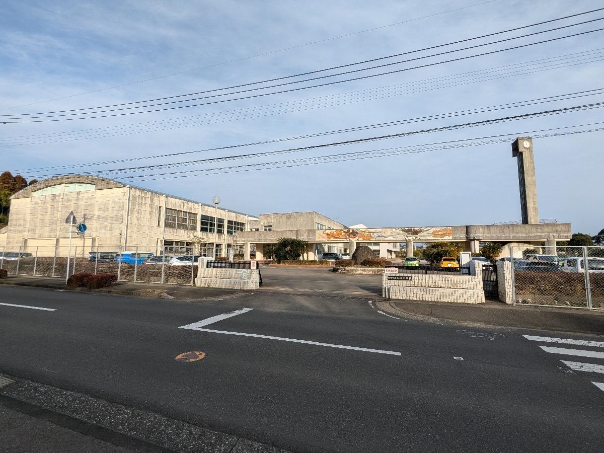 宮崎市立久峰中学校まで約750m（徒歩10分）　「感動」「感謝」「元気」を校訓としており、誰もが毎日楽しい学校生活を送れる学校を目指しています。