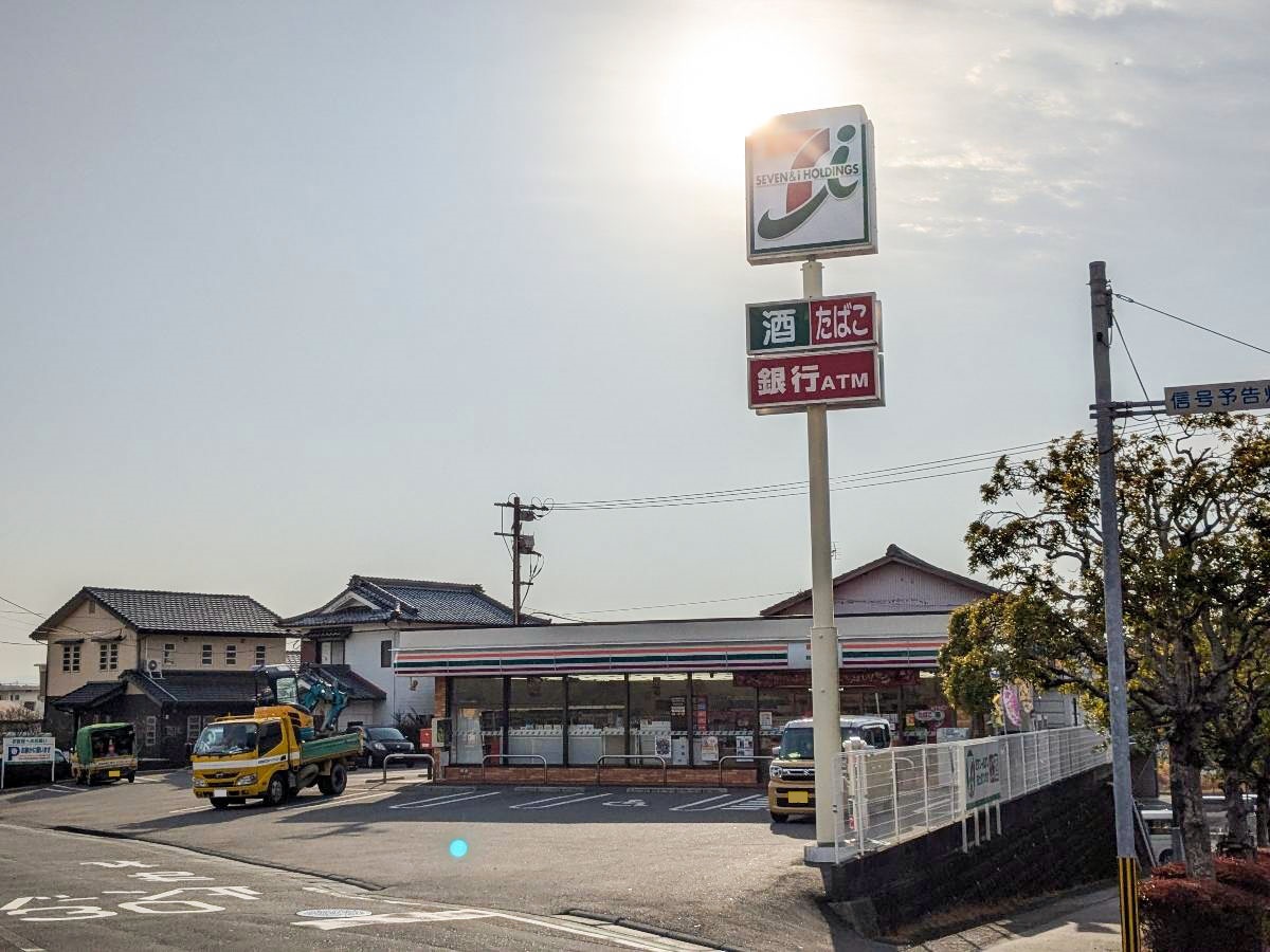 セブン-イレブン佐土原久峰店まで約950m（徒歩12分）　24時間営業なので、急な買い物にもすぐ行けて便利です。