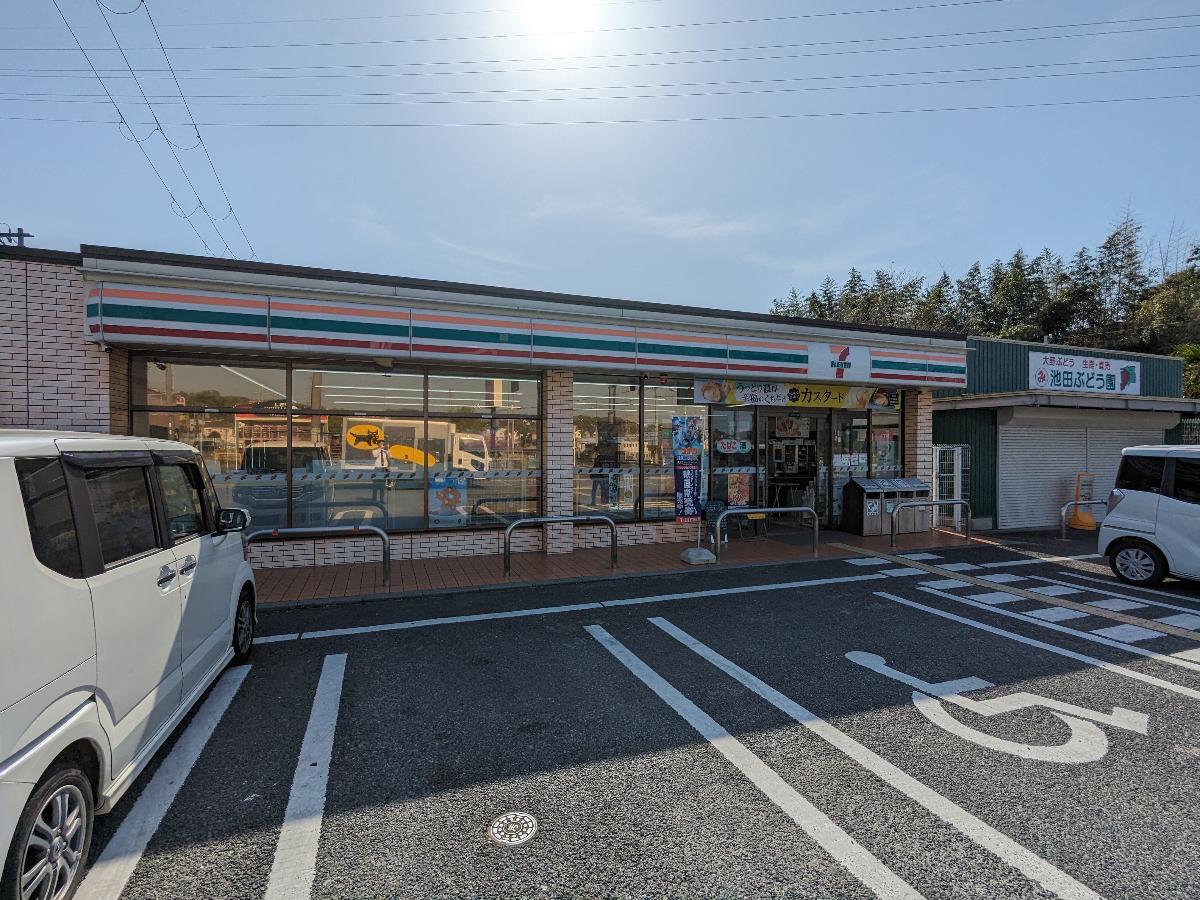 セブンイレブン大阪狭山草沢店まで約550m（徒歩7分）　徒歩７分で歩いてすぐの場所にあります。ちょっとしたお買い物など近くにコンビニがあるととても便利ですよね。
