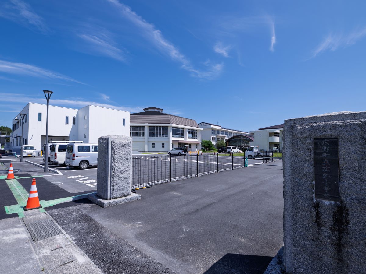 広野町立広野小学校まで約2.1km（徒歩27分）　地域学習では、子供たちが地域の「ひと・もの・こと」を自ら働きかけ、地域と連携しながら特色ある学習を実施しています。グローバル人材育成（異文化交流体験）の取り組みも行っています。

目指す 3 つの「育む」
【確かな学力を育む】【豊かな心を育む】【健やかな体を育む】