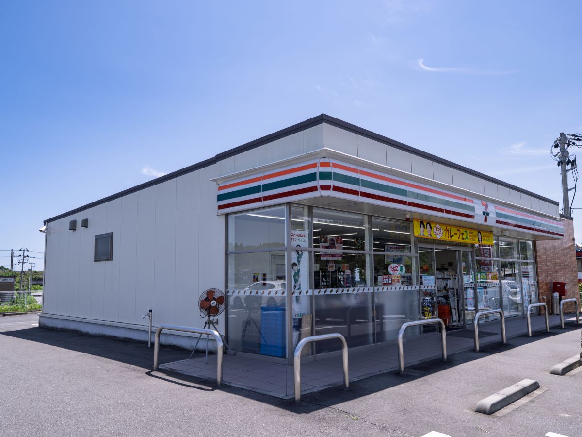 セブン-イレブン福島広野町店まで約1.4km（徒歩18分）　24時間営業・年中無休。急なお買い物に便利。惣菜・冷凍食品も充実！お忙しい中での奥様の時短に一役買ってくれそうです。