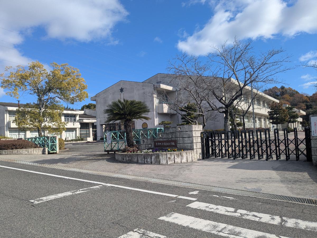 東員町立城山小学校まで約350m（徒歩5分）　「仲間とつながり 高め合う子ども」を教育目標に掲げており、「明日が待ちどおしい学校」「子どもが主役の学校」を目指しています。