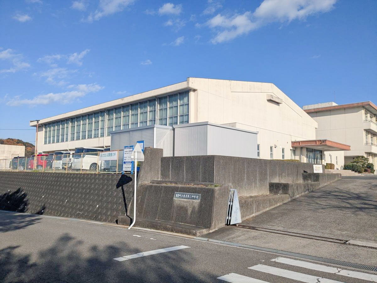 東員町立東員第二中学校まで約1.1km（徒歩14分）　笹尾西、笹尾東、城山小学校の児童が進学する中学校です。「知性豊かで、響き合い、喜び合い、ねばり強くやりぬく生徒を育てる」を教育目標に掲げています。