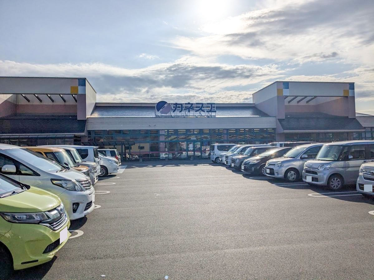 カネスエ東員店まで約1.5km（車で約3分）　地域の方へ寄り添い、地域の方から愛されているスーパーです☆