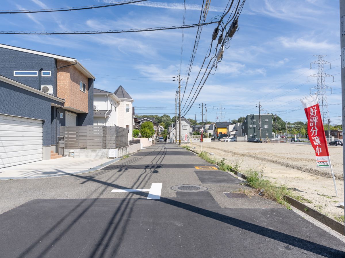 全面道路が約6mあるので、毎日の駐車も安心です。(分譲地北東側道路)　