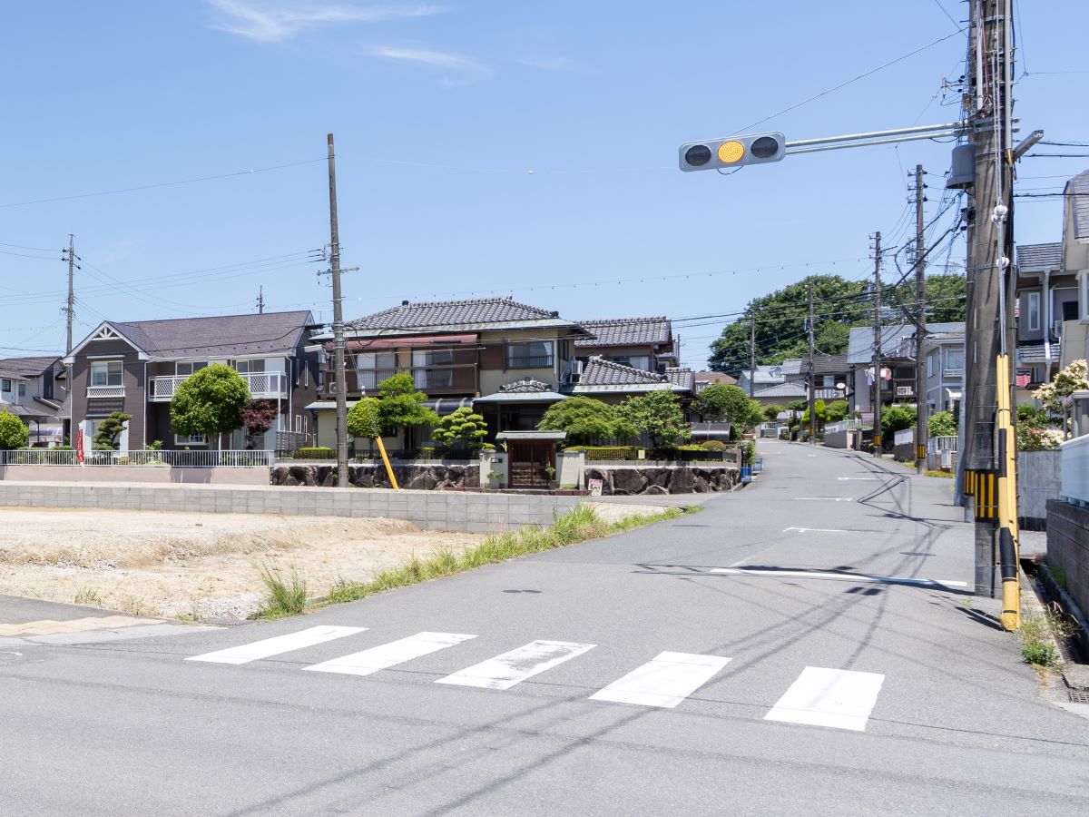 子育て世代に嬉しい暮らしやすい住環境。通学、通勤、お買い物も安心です！　(分譲地南東側道路)　