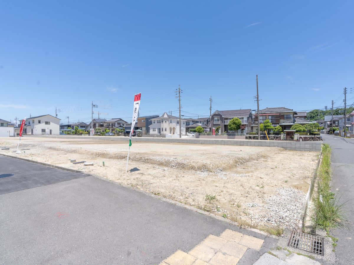 区画9、10　歩道があるので、お子様やご高齢の方も安心して歩くことができます。　