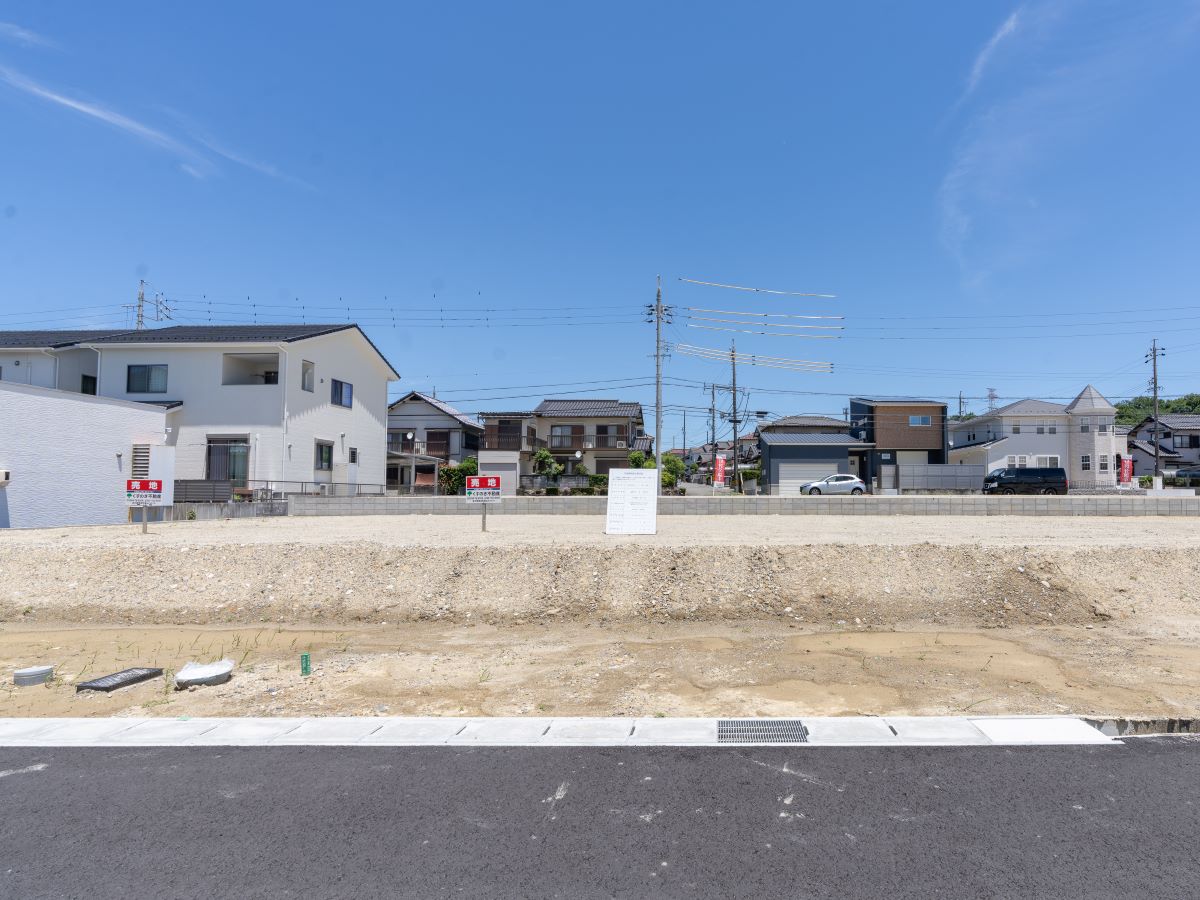 区画15　日当たりや立地はどう？現地を見てみるとより分かります。見学などはぜひお気軽にご予約ください♪　