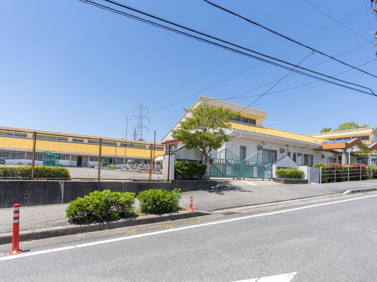 城山幼稚園・しろやま保育園まで約290m（徒歩4分）　保育園・幼稚園一体型の施設で、保育目標を「あたたかい心とたくましい丈夫な身体で生き生きと遊ぶ子ども」「生活の日課がわかり主体的に動く子ども」としています。徒歩で行くことができる距離なので、送り迎えに便利です！