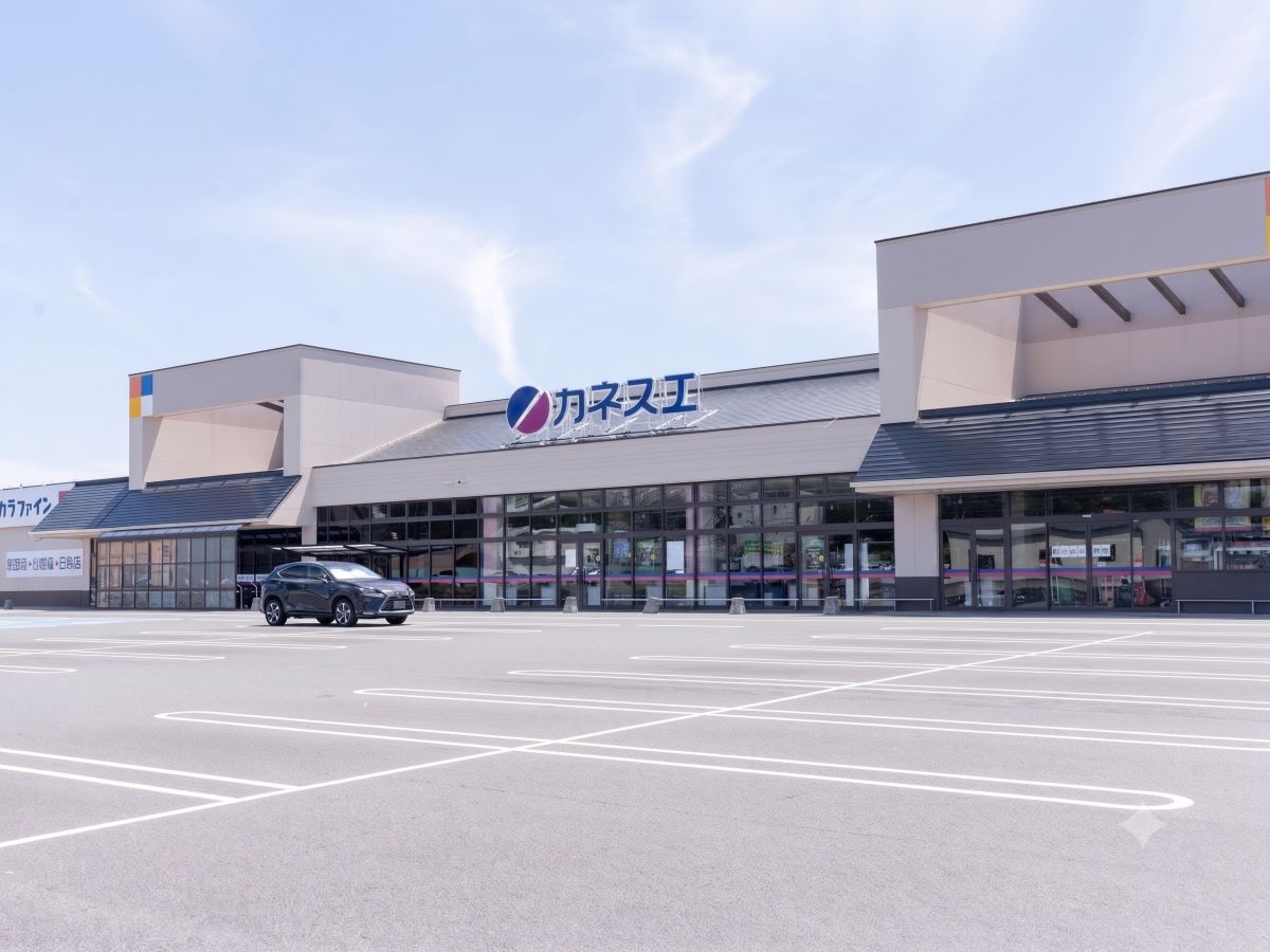 カネスエ東員店まで約1.5km（車で約3分）　地域の方へ寄り添い、地域の方から愛されているスーパーです☆