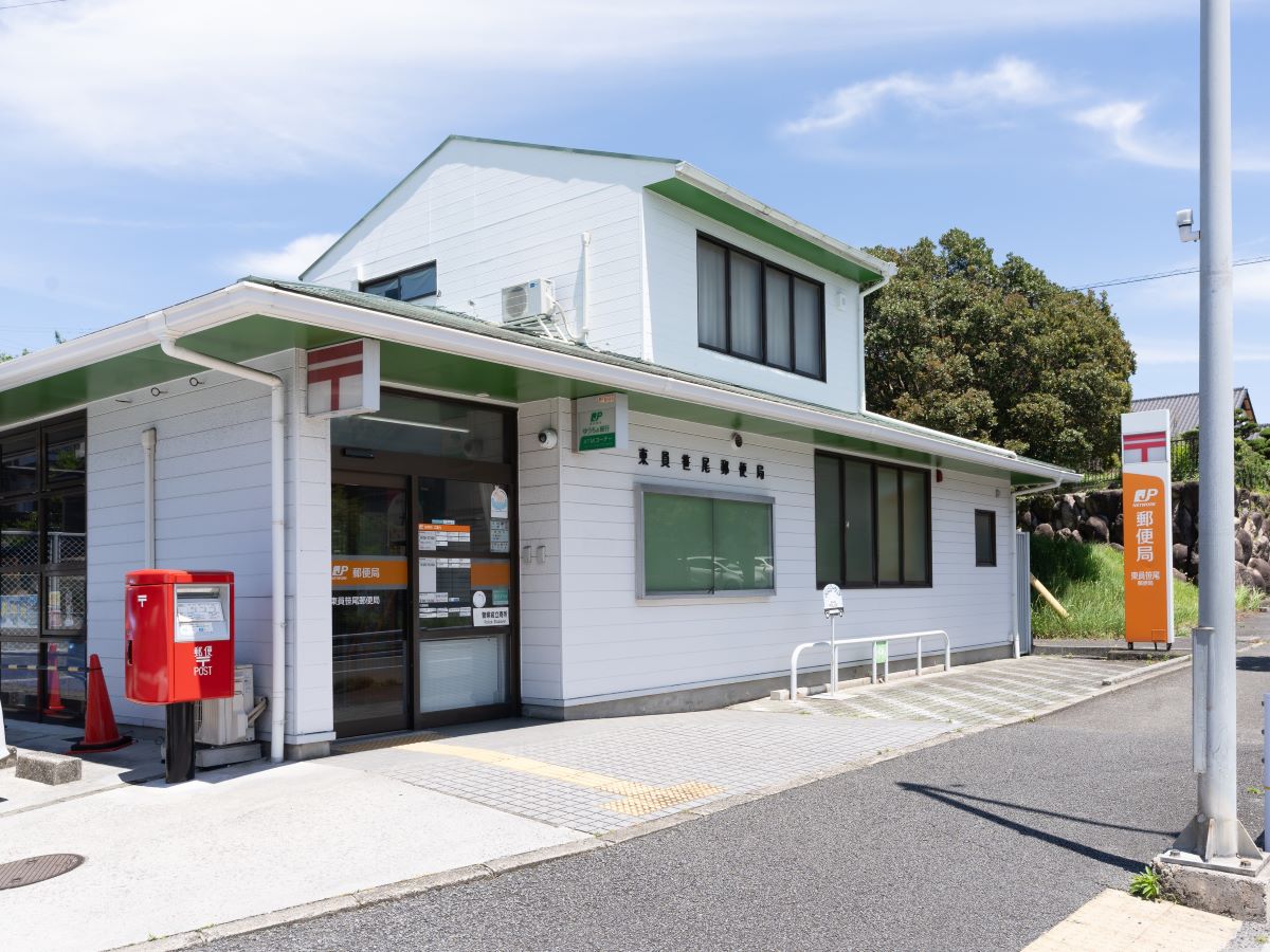 東員笹尾郵便局まで約550m（徒歩7分）　郵便局も分譲地と同じ通り沿いにあります。