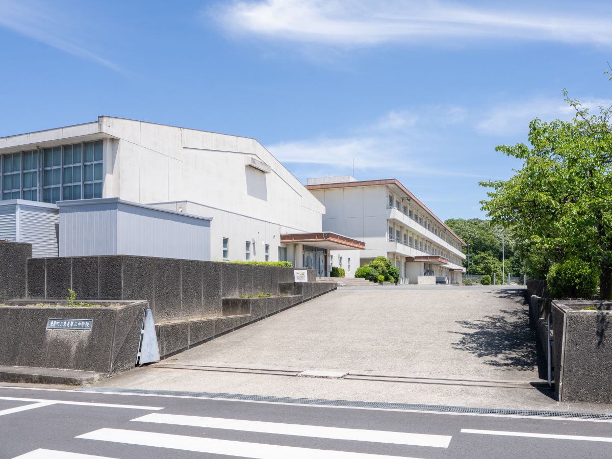 東員町立東員第二中学校まで約1.1km（徒歩14分）　笹尾西、笹尾東、城山小学校の児童が進学する中学校です。「知性豊かで、響き合い、喜び合い、ねばり強くやりぬく生徒を育てる」を教育目標に掲げています。
