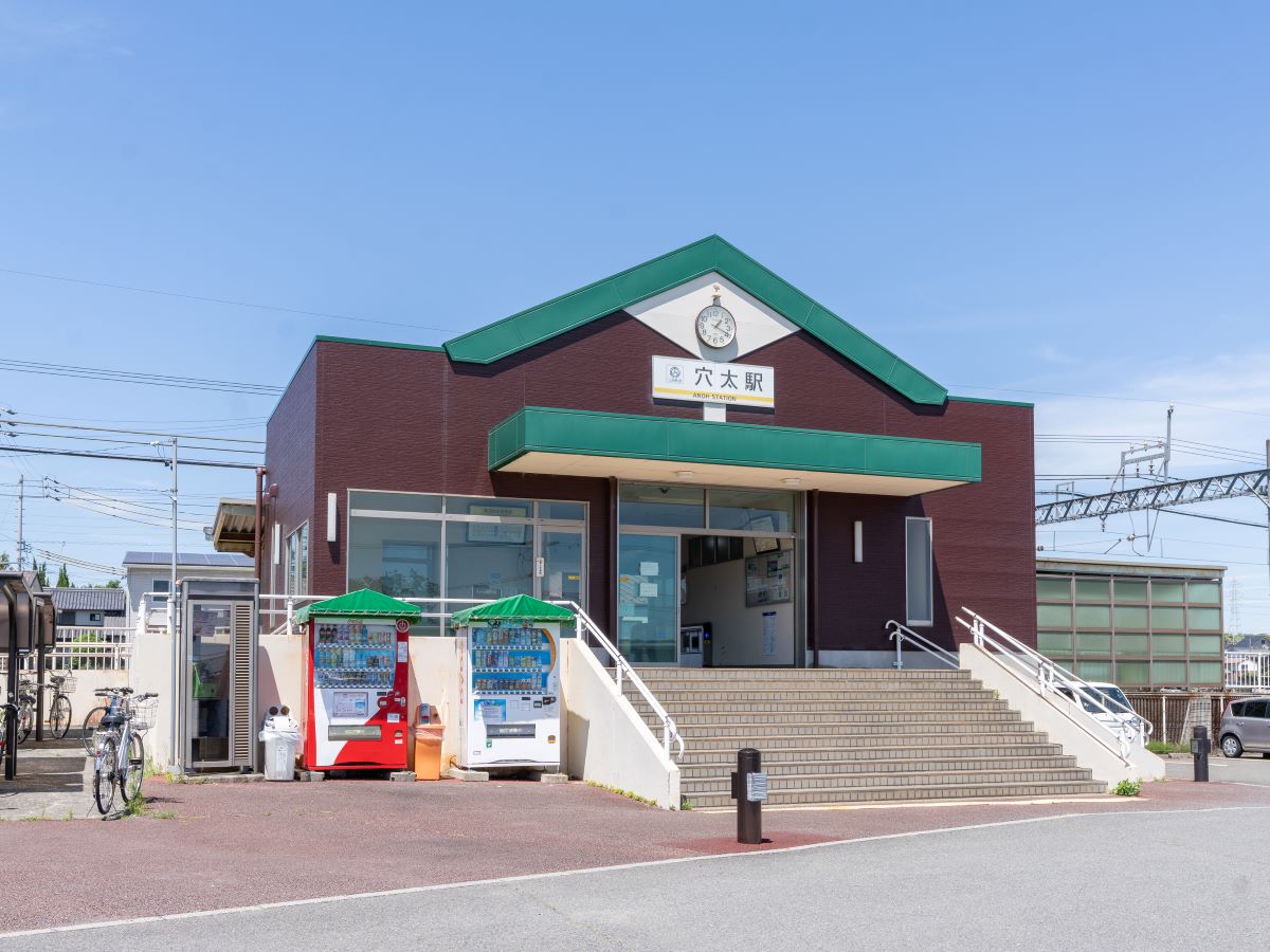 穴太駅まで約2.5km～2.7km（徒歩32分～34分）　桑名駅まで直通でアクセスでき、毎日の通勤・通学に便利です。
