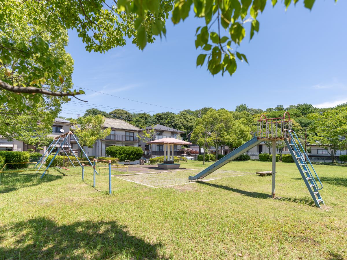 いちょう公園 まで約160m～240m（徒歩2分～3分）　小さなお子様を連れていても目が届きやすい広さの公園です。