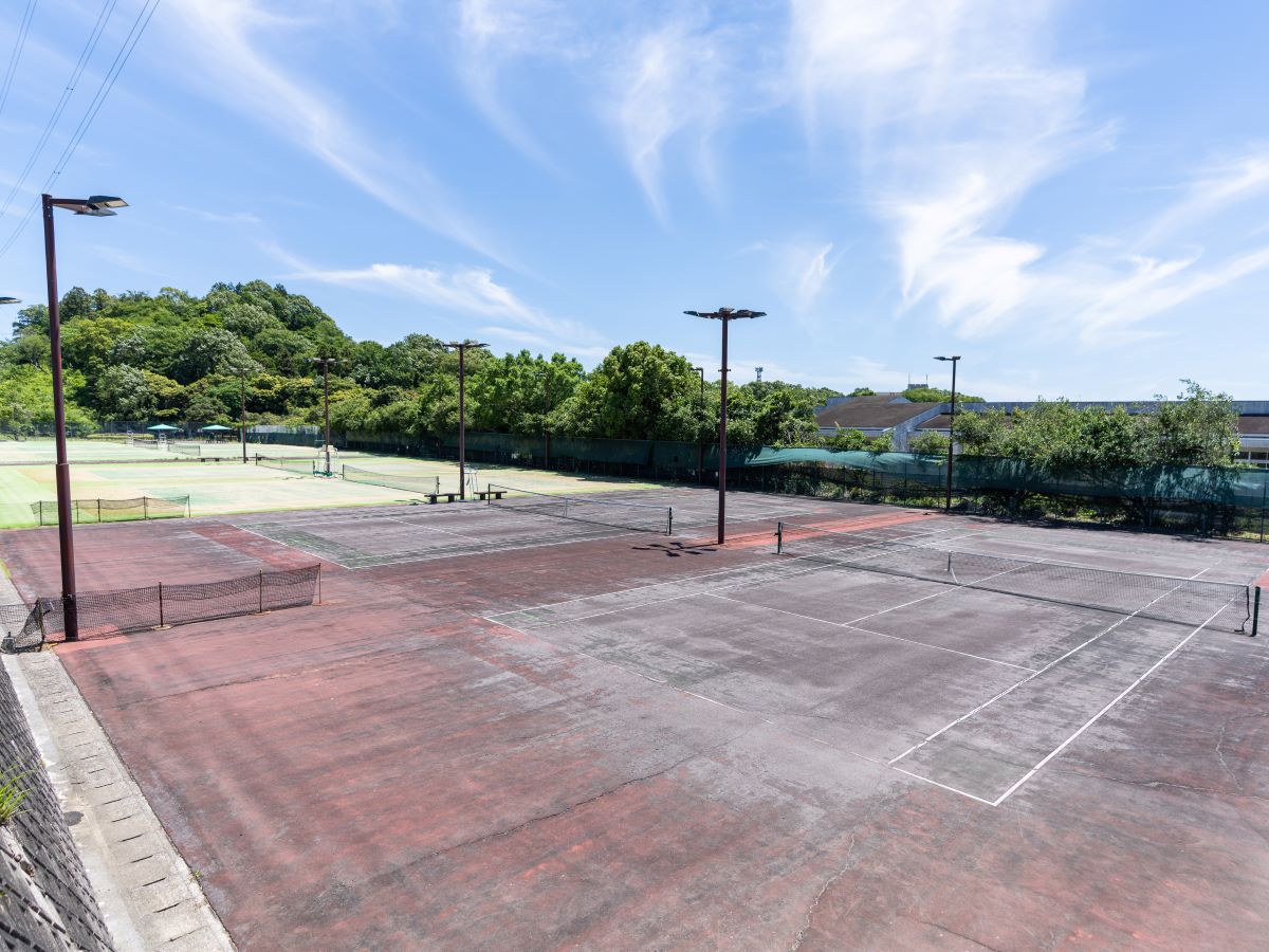 スポーツ公園まで約130m～240m（徒歩2分～3分）　陸上競技場やテニスコートが揃う運動公園。地元サッカーチームの試合も開催され、週末の観戦はもちろん、日々のランニングにも最適です。