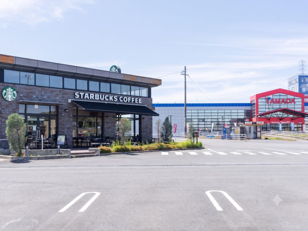 スターバックス コーヒー 桑名サンシパーク店 まで約2.1km（徒歩27分）　お買い物帰りにふらっと立ち寄れる、憩いのカフェ。ドライブスルーもあります。