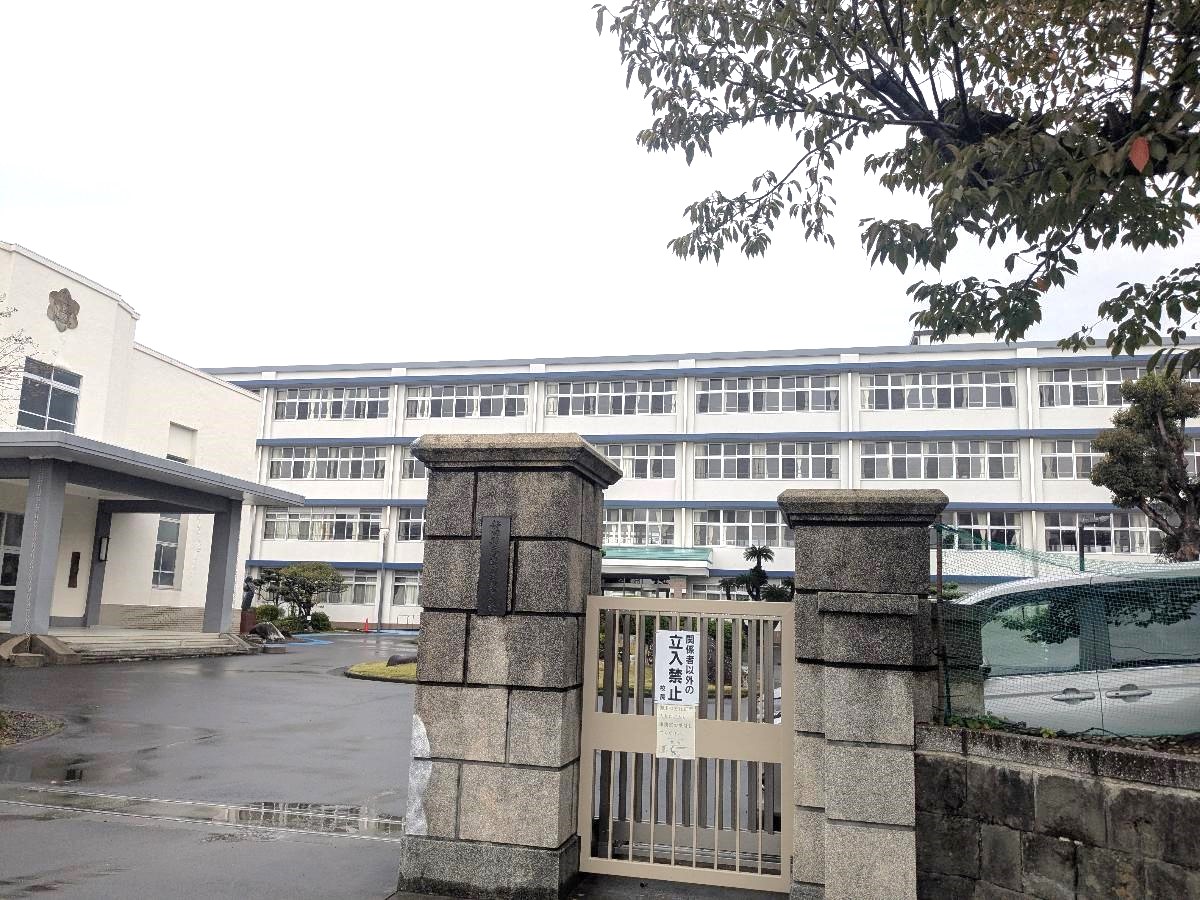 静岡県立清水東高等学校まで約1.3km（徒歩17分／車で約5分）　普通科と、県内で初めて設置された「理数科」を併設する文武両道を目指す学校です。