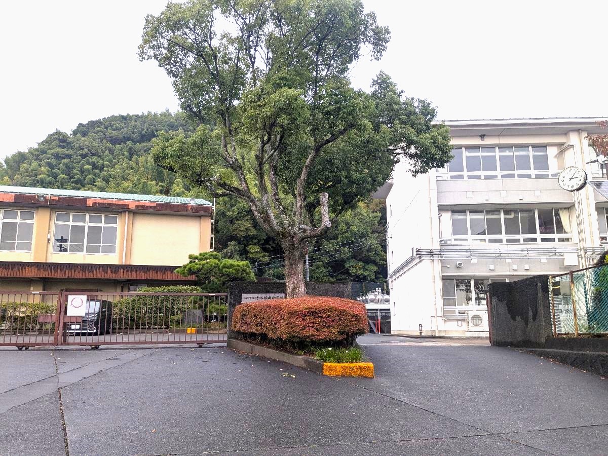 静岡市立清水飯田中学校まで約2km（徒歩25分）　地域防災を共通テーマに、探究活動を取り入れながら学習していく取り組みも行っている中学校です。