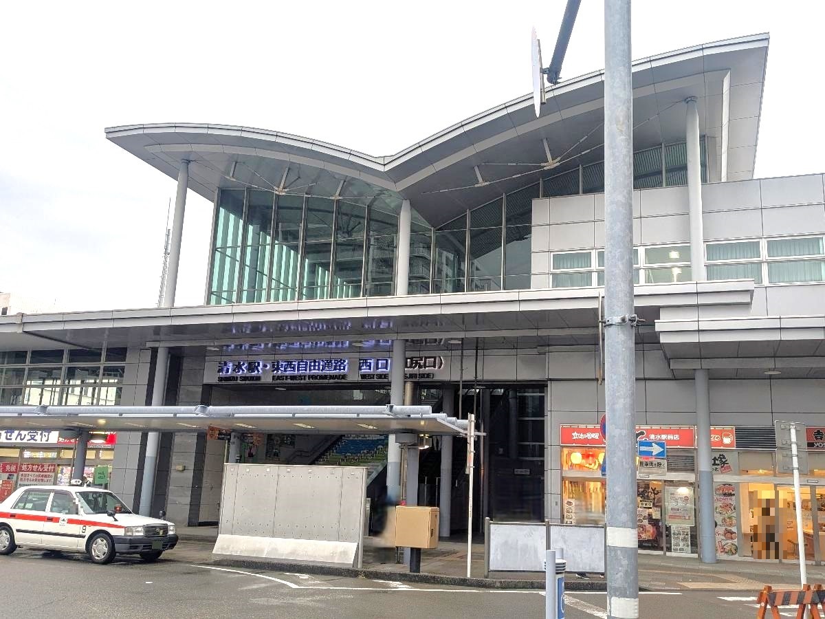 JR清水駅まで約2km（車で約9分）　駅の東側（みなと口）からは清水港が近く海を一望できる景観が特徴です。駐車場・駐輪場が隣接しているため、通勤・通学にも便利です。