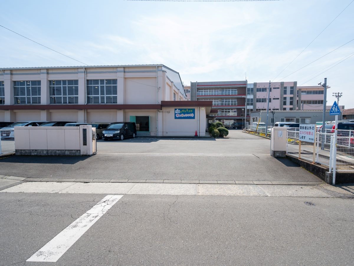 静岡市立清水飯田東小学校まで約1.3km（徒歩17分）　「強い意志と豊かな心をもち 自ら学ぶ児童・生徒」を学校教育目標に掲げています。
平成22年に新築された校舎は、エレベーターやバリアフリーなど、ユニバーサルデザインが取り入れられています。