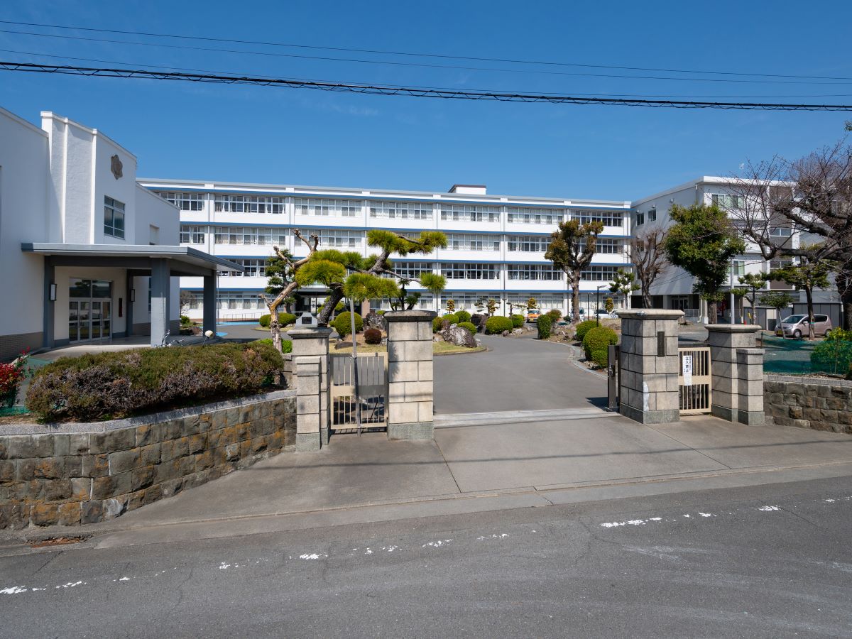 静岡県立清水東高等学校まで約1.3km（徒歩17分／車で約5分）　普通科と、県内で初めて設置された「理数科」を併設する文武両道を目指す学校です。