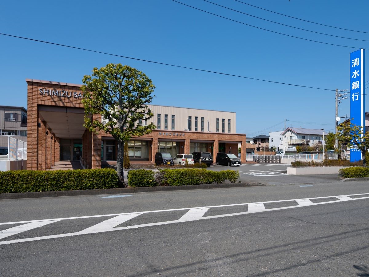 清水銀行高橋支店まで約605m（徒歩8分／車で約3分）　各種手続き、出入金もスムーズです。急なお買い物の際もATMが利用できて便利です。