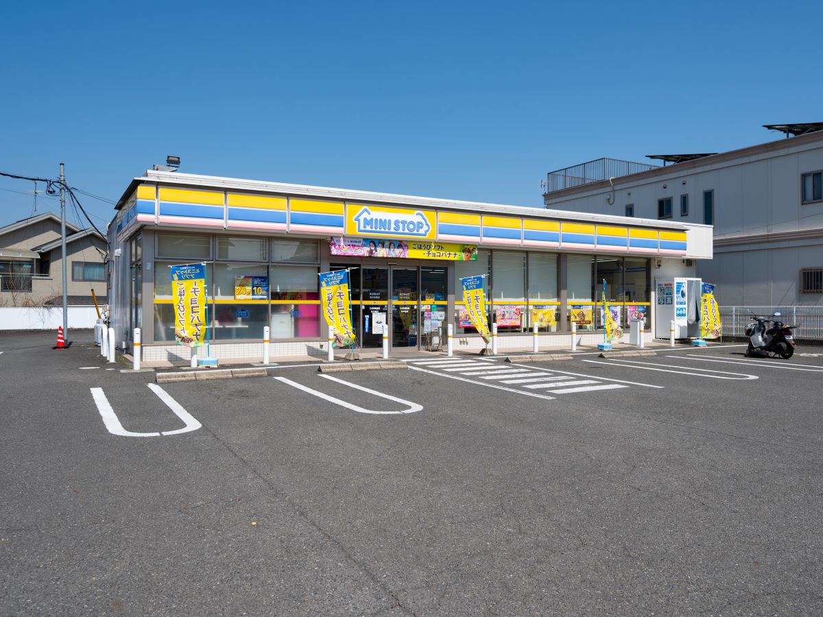 ミニストップ清水高橋店まで約380m～470m（徒歩5分～6分）　急なお買い物に便利。惣菜・冷凍食品も充実！お忙しい中での奥様の時短に一役買ってくれそうです。