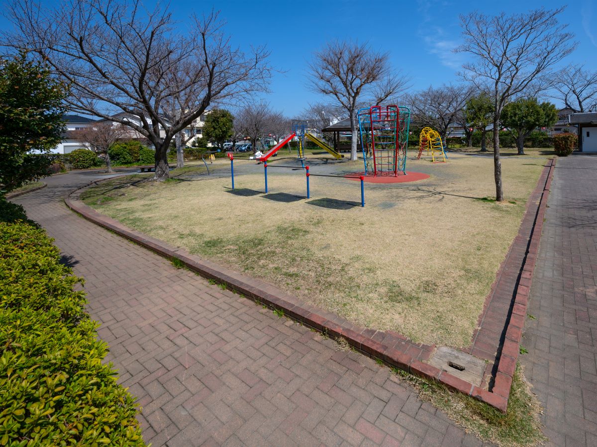 高橋公園 まで約780m～870m（徒歩10分～11分）　広々とした多目的広場があり、お子さんとのキャッチボールやちょっとした散歩に最適です。