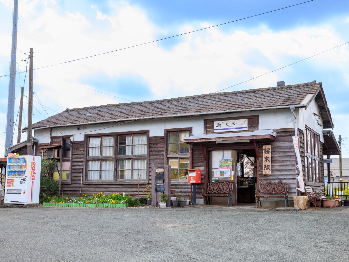 桜木駅まで約1.1km～1.2km（徒歩14分～15分）　天竜浜名湖鉄道の駅で掛川駅まで約7分です。レトロな木造駅舎は開業当時の姿を色濃く残しています。
