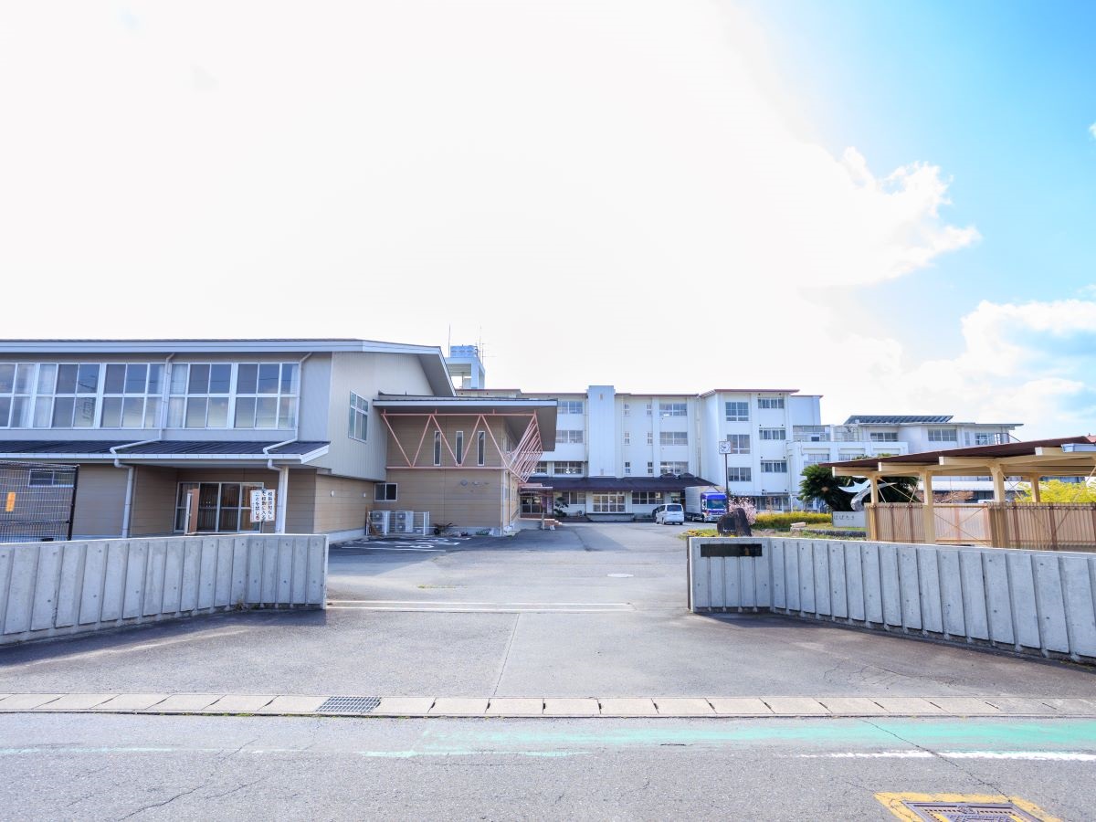 桜が丘中学校まで約515m～590m（徒歩7分～8分）　徒歩10分圏内なので、登下校も安心ですね！