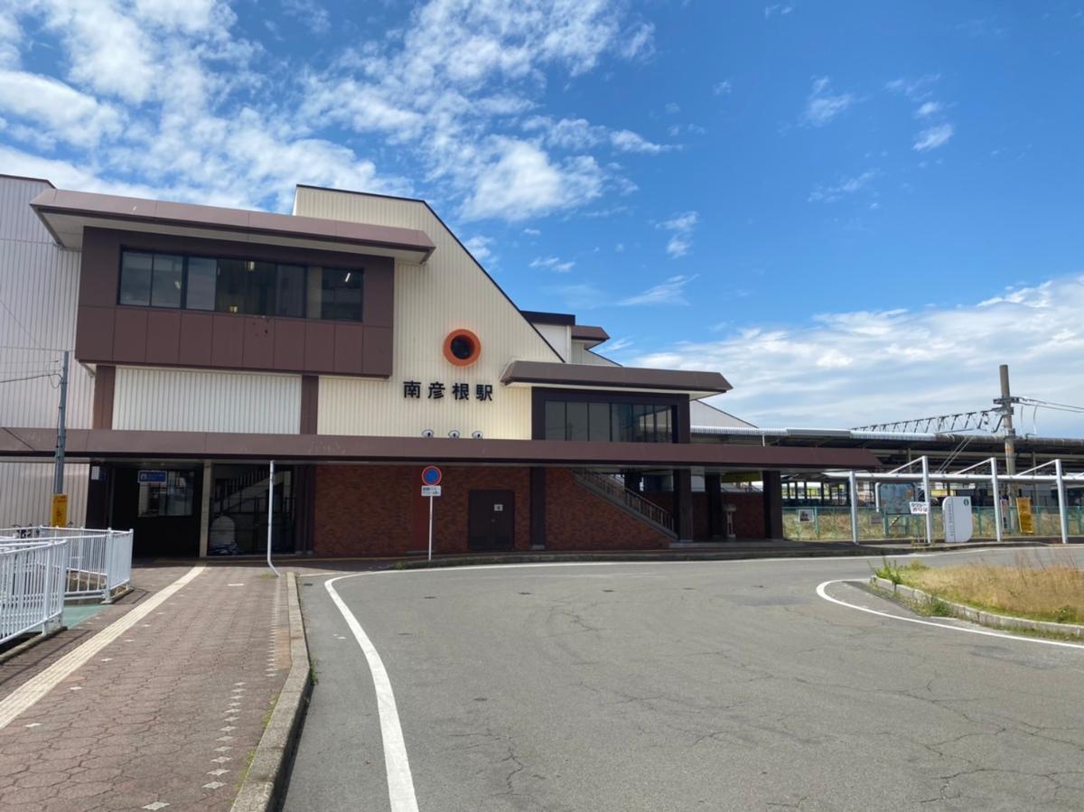 JR南彦根駅まで約1.6km～2.3km（徒歩20分～29分）　通勤や通学で近隣の方がご利用している駅です。少し駅から離れていますが、閑静な住宅街で暮らしたいご家族にもおすすめです。