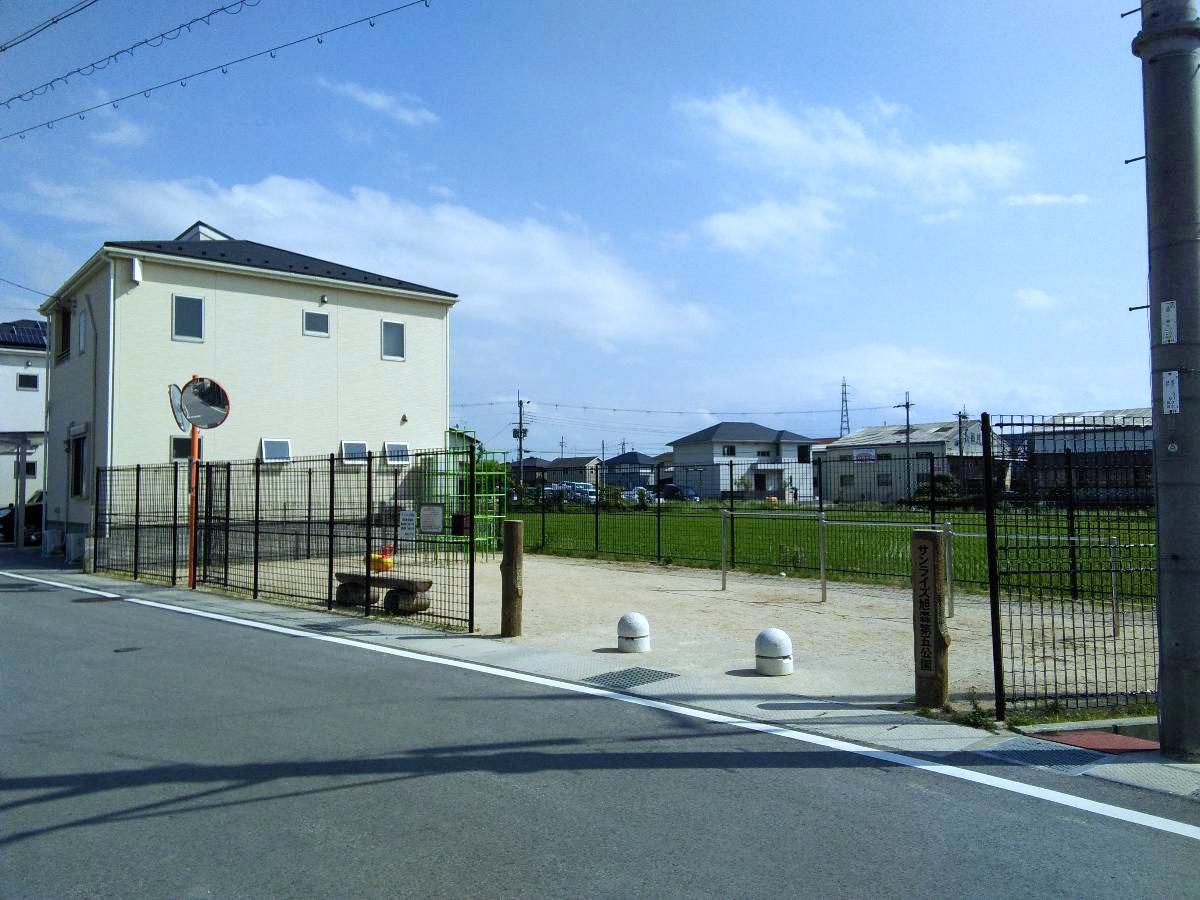 サンライズ旭森第五公園まで約230m～280m（徒歩3分～4分）　分譲地内に公園があり、遊ぶことができます。