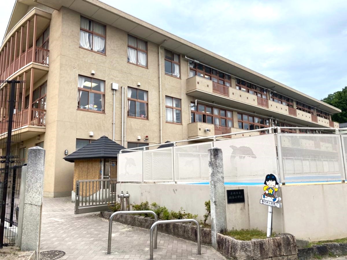彦根市立旭森小学校まで約770m～850m（徒歩10分～11分）　徒歩15分圏内で通学も近くて安心です。お子様だけで登校する不安も解消されそうです。
【教育目標】夢と希望をもち、共に学びあい、支えあう児童の育成