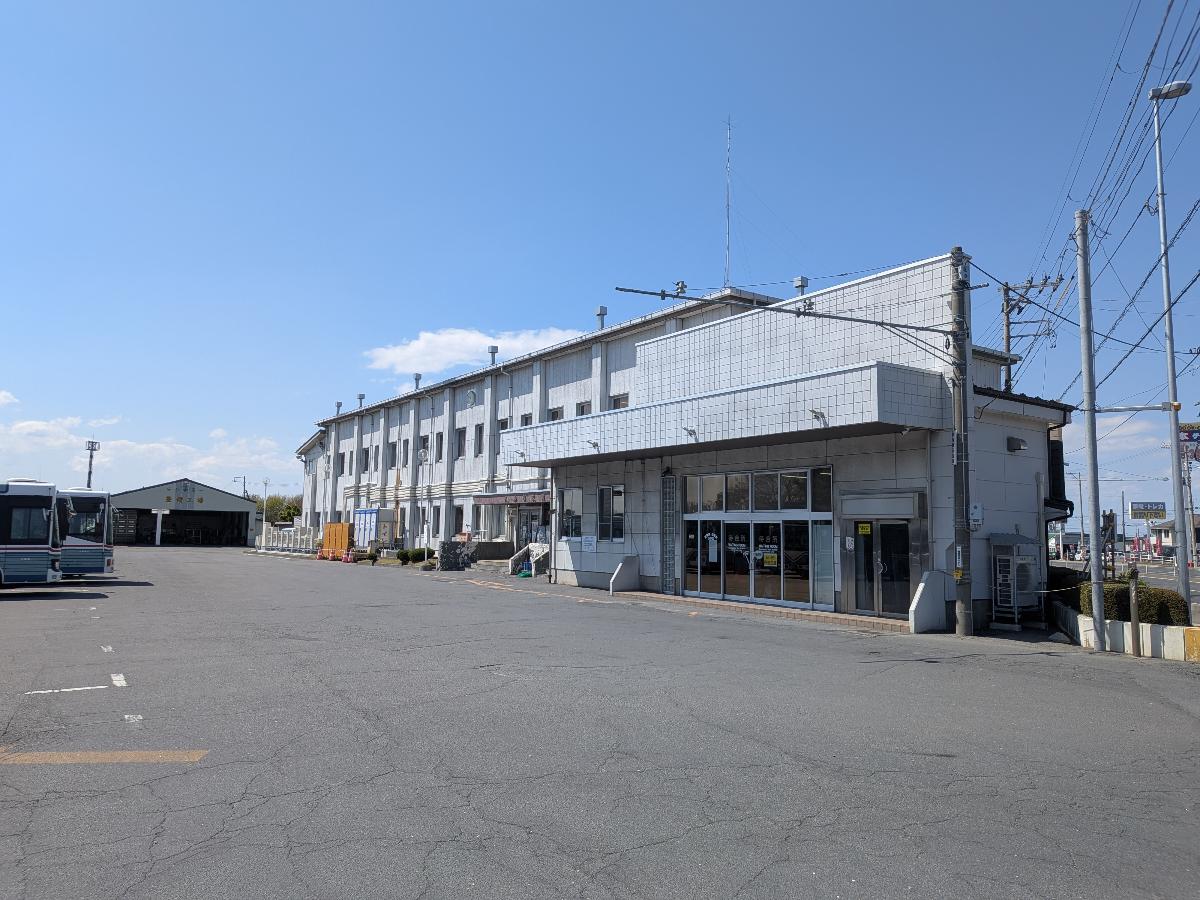 八戸市交通部　「旭ヶ丘営業所」バス停まで約1km（徒歩13分／車で約4分）　八戸市営バスの停留所です。室内でバスを待つことができます。
