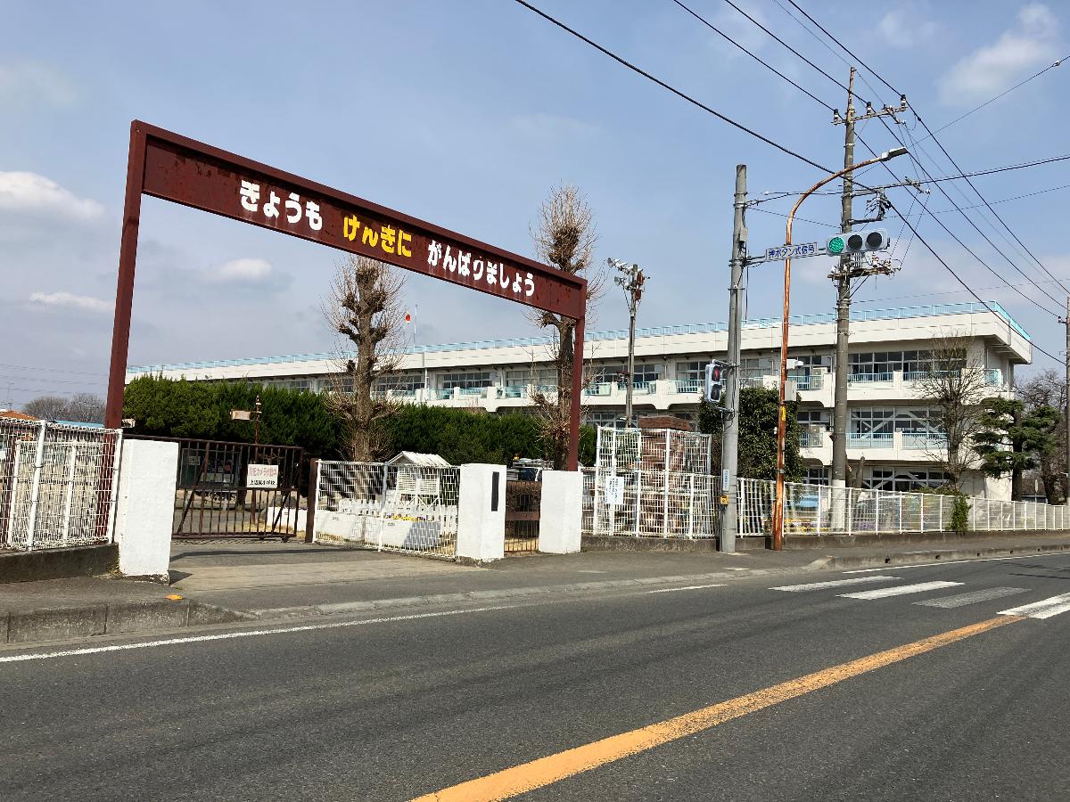 上辺見小学校まで約850m（徒歩11分／車で約3分）　「夢をはぐくむ子どもが主役の楽しい学校」の実現に努め、「元気」「やる気」「勇気」を合い言葉に掲げています。