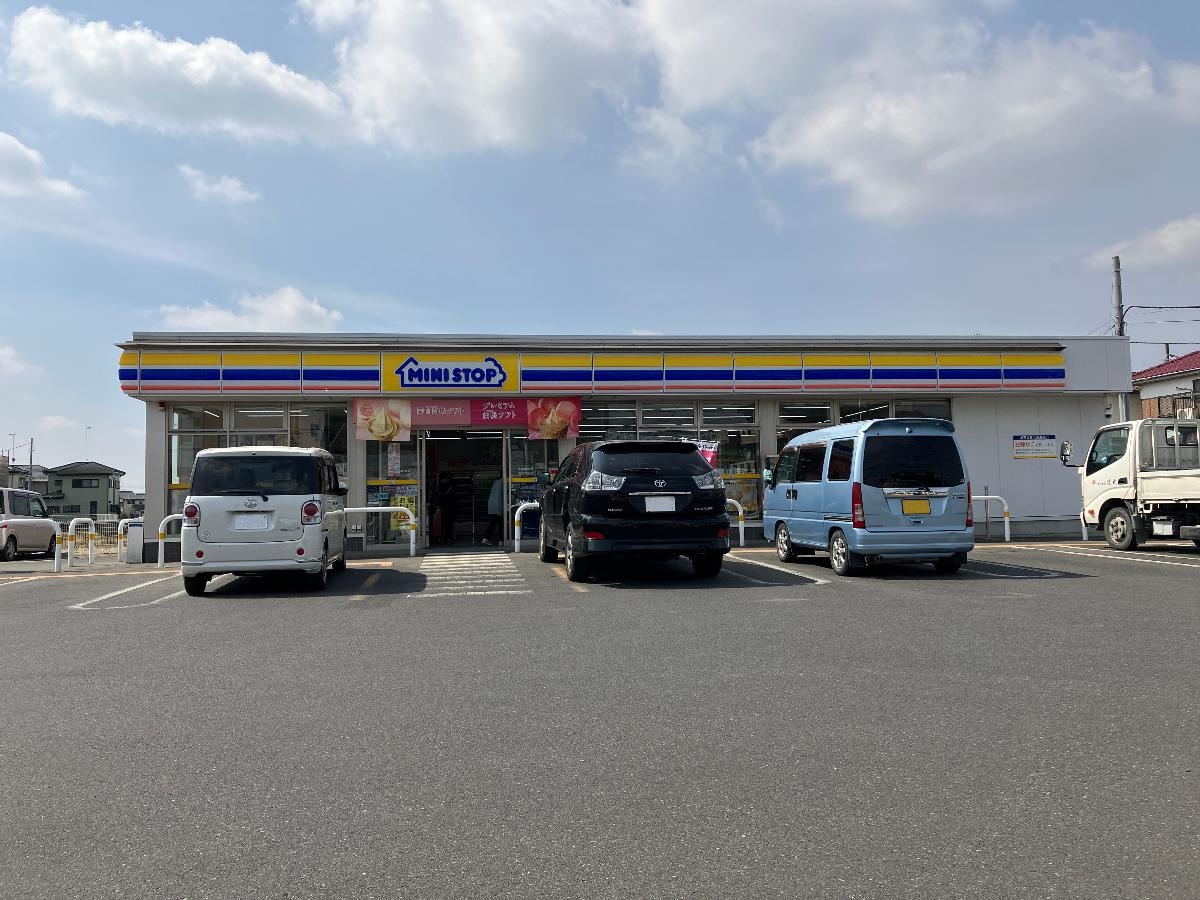 ミニストップ　古河女沼店まで約450m（徒歩6分／車で約1分）　季節ごとに限定のソフトクリームを販売していて、イートインスペースもあります。イオン銀行も入っているので、お金の出し入れにも便利です。