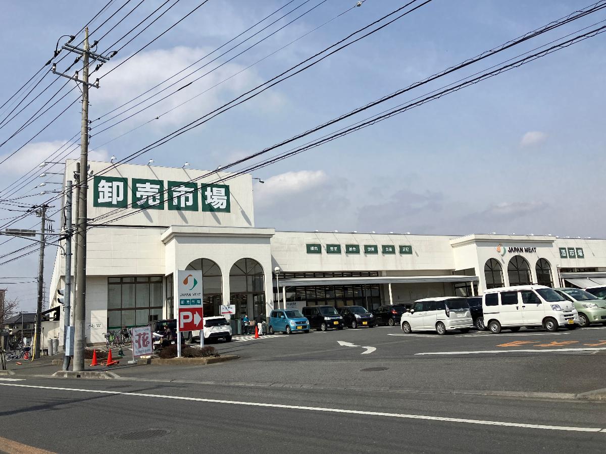 ジャパンミート卸売市場 古河店まで約1.4km（徒歩18分／車で約5分）　「激安日替わり市」を毎日開催！広々とした店内でごゆっくりお買い物できます。