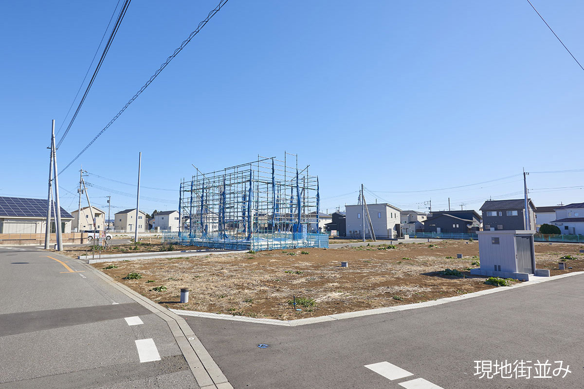 茨城県内では「つくば」や「守谷」に続く住みたい街（駅）として注目の「古河」。人気上昇中のこのエリアに佇む全21区画の「イイコトテラス上辺見」は、ゆったりとした道路幅や見通しの良さ、安全性に配慮した敷地内道路のほか、陽あたりも確保した区画設計。ゆとりをもった区画で一邸一邸の、のびやかな暮らしを叶えます。